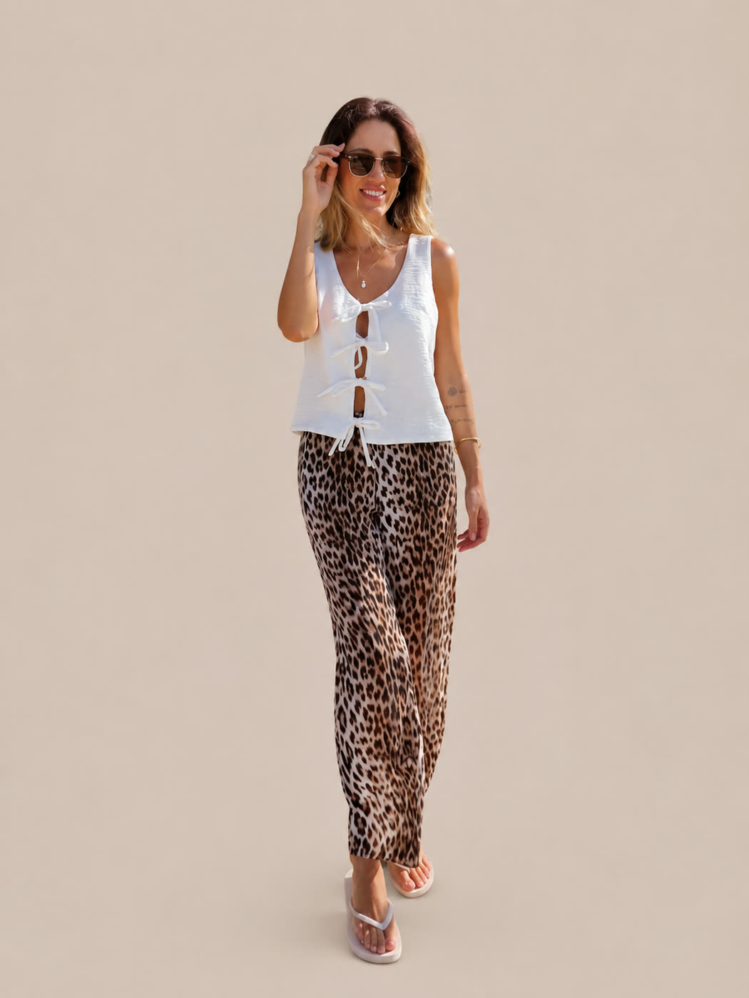 Colete branco de amarrar com calça de oncinha